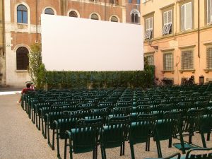 Pantalla de cine en una plaza