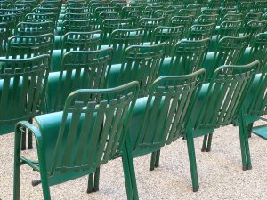 Sillas preparadas para sesión de cine