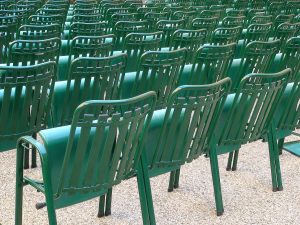 Sillas preparadas para sesión de cine