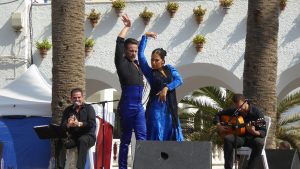 Pareja bailado flamenco en un escenario