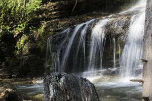 cascada en piscina natural