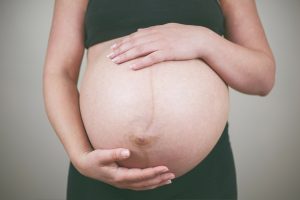 imagen de la barriga de una mujer embarazada