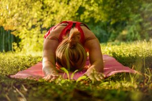 Mujer haciendo yoga
