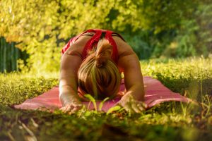 Mujer haciendo yoga 