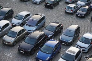 coches aparcados en un parking 