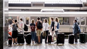 viajeros esperando el tren en la estación