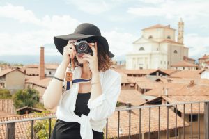 chica tomando una foto 