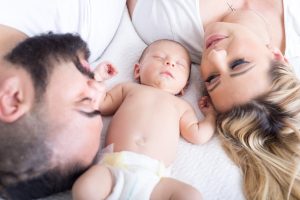 Pareja con su bebé durmiendo