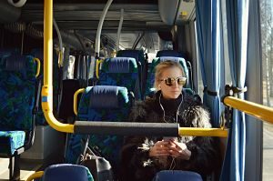 Imagen del interior de un autobús y de una pasajera