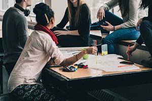 Grupo de estudiantes charla en un aula