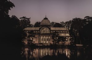 Imagen del palacio de cristal del parque del retiro