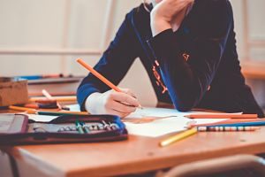 Imagen de un adolescente en un aula