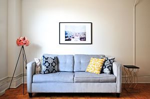 Imagen de un salón con un sillón