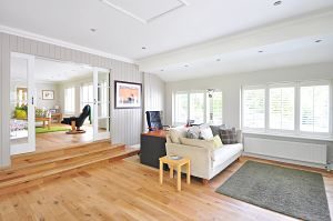 Imagen de un salón con suelo de parquet
