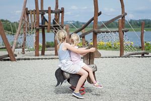 Imagen de dos niñas jugando en un parque infantil