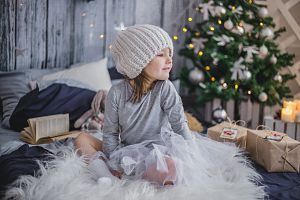 Imagen de una niña en un decorado con Navidad