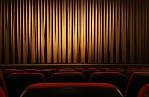 Imagen de un telón en un teatro