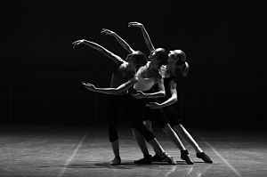 Imagen de tres bailarinas sobre el escenario