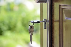 Imagen de una puerta de una casa con una llaves en la cerradura