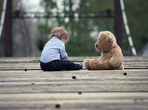 Imagen de un niño jugando con un peluche