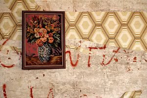 Imagen de una pared con un cuadro y una pintada
