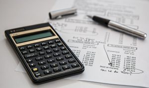 Imagen de papeles y calculadora