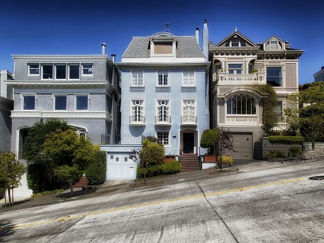 Imagen de las fachadas de diversas casas en una calle empinada