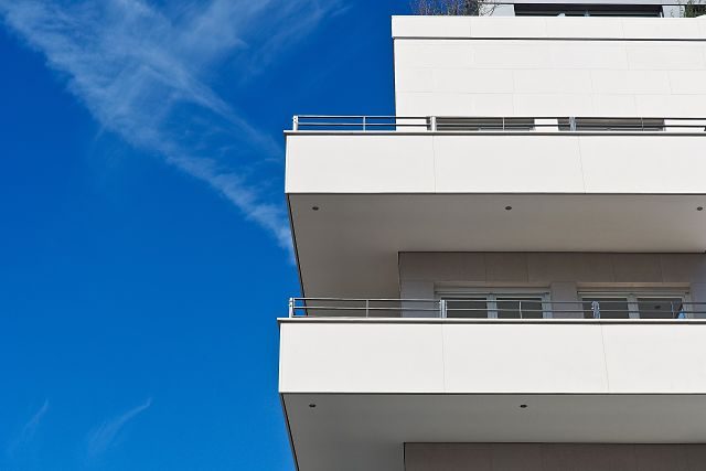 Imagen de un edificio blanco