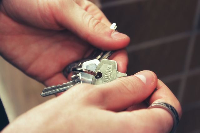 Imagen de una persona con unas llaves en la mano