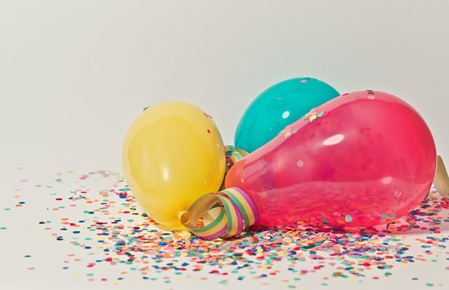 Imagen de unos globos con confeti