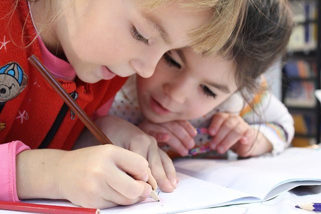 Imagen de unas niñas haciendo clase