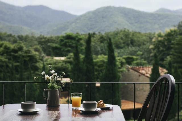 Balcón con mesa y desayuno