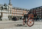 bicicleta roja en medio de la plaza mayor de Madrid