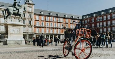 bicicleta roja en medio de la plaza mayor de Madrid