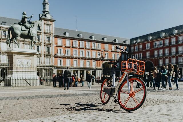 bicicleta roja en medio de la plaza mayor de Madrid