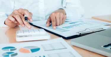 Hombre analizando documentos financieros.